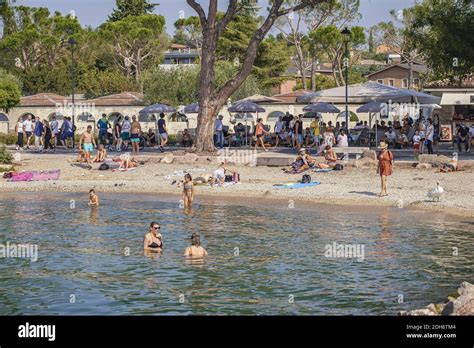 Lazise beach hi-res stock photography and images - Alamy