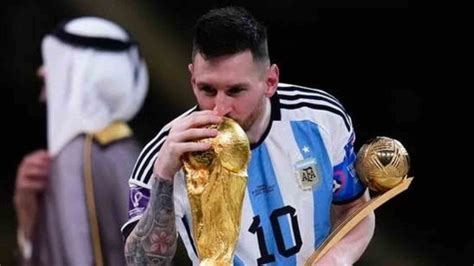 "FIFA’s favorite"- Fans react as Lionel Messi becomes first football player to win 2 Golden ...