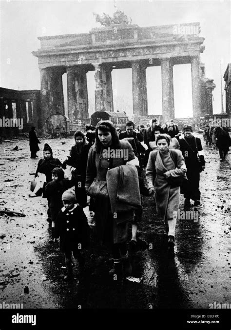 People at Brandenburg Gate/ Berlin/ 1945 Stock Photo - Alamy