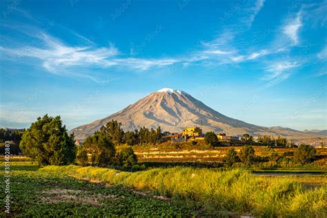 Volcan Misti en la ciudad de Arequipa en Perú Stock Photo | Adobe Stock