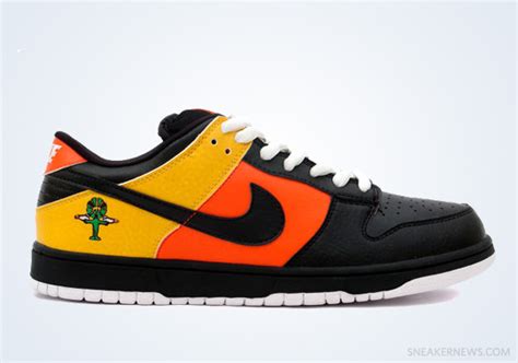 Nike SB Dunk Low: "Raygun" (2005)