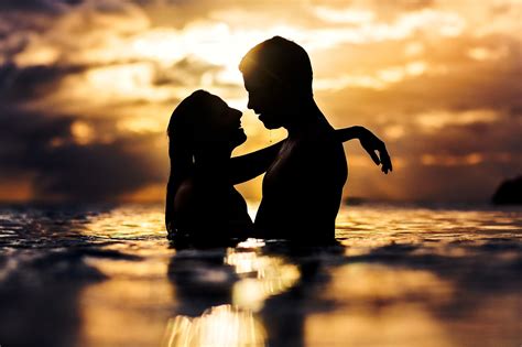 Sunset silhouette of couple kissing in water - photo by Two Mann Studios | Photo, Silhouette ...
