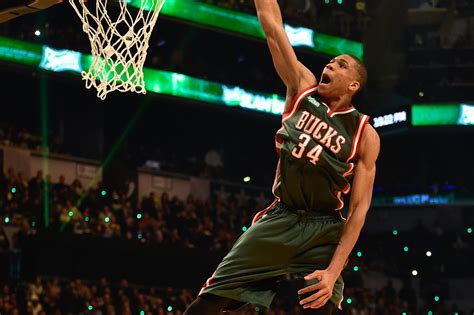 WATCH: Giannis takes flight for massive dunk vs. Knicks - Brew Hoop