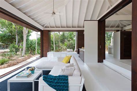 Small Tropical-Style Beach House Opens Up to the World Outside