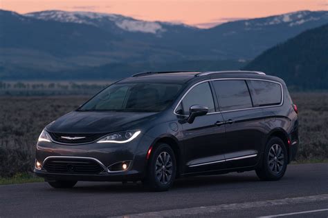 2019 Chrysler Pacifica Hybrid Limited - Caraganza