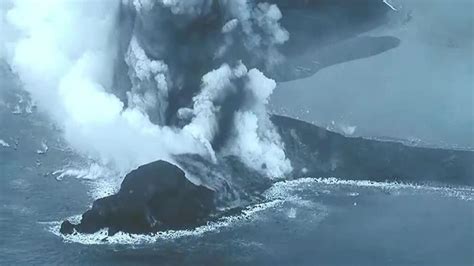 Watch explosive volcanic eruption on Niijima Island, 150km from Tokyo ...