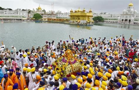 Covid norms forgotten as hundreds take part in nagar kirtan in Amritsar ...