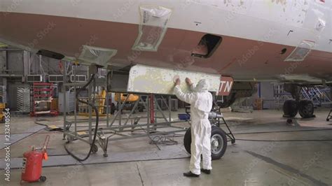 Video „Repair of the aircraft fuselage. The color of the fuselage of the aircraft alyet. The ...