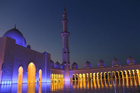 Abu Dhabi blue Mosque | UK Lifestyle Magazine | VIVA Manchester