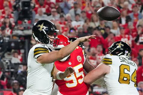 Saints QB Derek Carr Suffers Injury vs. Chiefs On MNF | Pewter Report