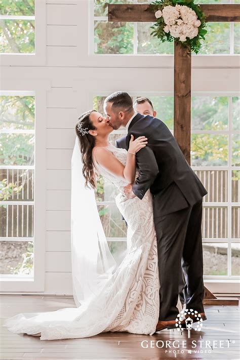 Blog | How to Nail that First Kiss Photo: Do's and Don’ts