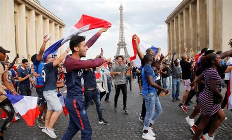 World Cup 2018: Celebration as France lifts the trophy - BBC News