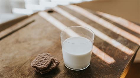 Which Is Better: Whole Milk or Skim Milk?