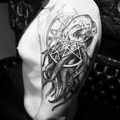 Cthulhu With Symbol Mens Upper Arm Tattoos Art Cthulhu, Cthulhu Tattoo, Cthulhu Fhtagn, Cthulhu ...