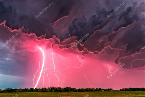 ¡Ray! Tormenta eléctrica. Tormenta de rayos. Un rayo de tenedor cayendo. Una tormenta relámpago ...