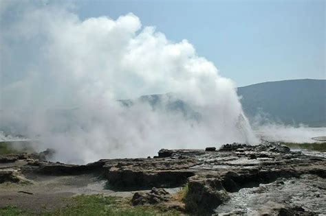 Loburu Geysers and Hot Springs, Lake Bogoria | Wondermondo