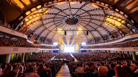 Besucher der Festhalle Frankfurt