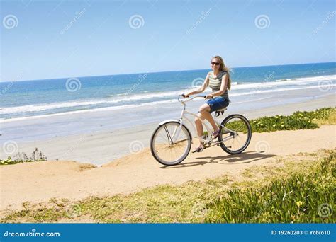 Mujer En Un Paseo De La Bicicleta a Lo Largo De La Playa Imagen de archivo - Imagen de sano ...