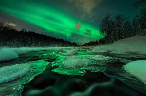 Enchanting Aurora Borealis: A Stunning HD Wallpaper of Nature's Wonder