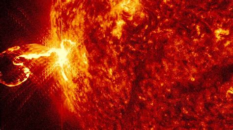 Massive Sunspot Is Turning Towards Earth This Can Result In Major Solar ...