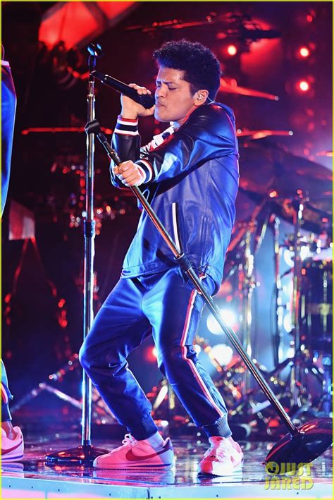 Bruno Mars Performs 'That's What I Like' at Grammys 2017 - Watch Now!: Photo 3858618 | 2017 ...