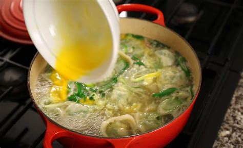 Dumpling soup (Mandu-guk: 만두국) recipe - Maangchi.com