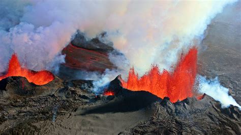 Download Smoke Lava Eruption Iceland Volcano Nature Bárðarbunga 4k Ultra HD Wallpaper