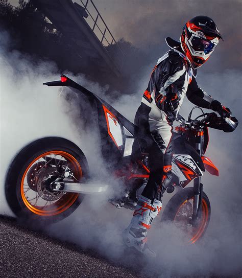 New Motorcycle, Custom & modification, Review and Specs: KTM 690 SMC R