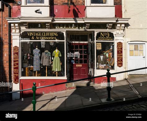 Vintage clothing shop exterior hi-res stock photography and images - Alamy