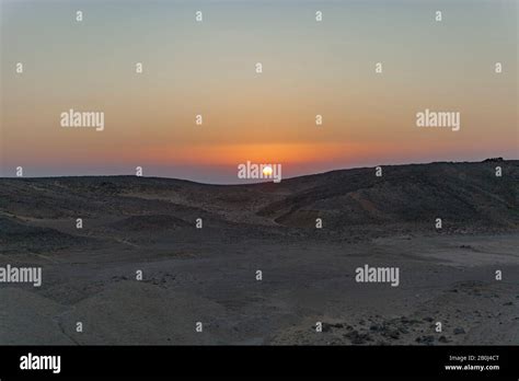 Sunrise over the desert between Luxor and Abu Simbel Stock Photo - Alamy