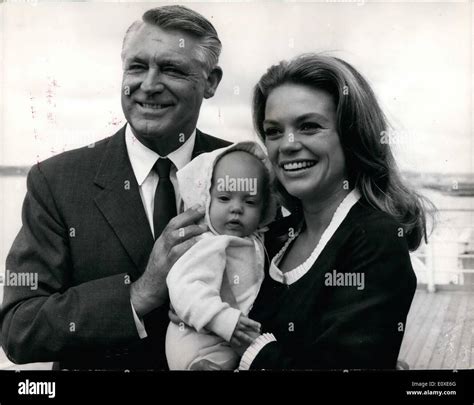 Cary grant actor 1966 hi-res stock photography and images - Alamy