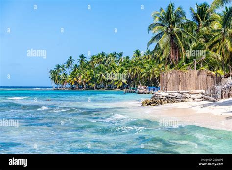 A beach in the San Blas Islands in Panama Stock Photo - Alamy