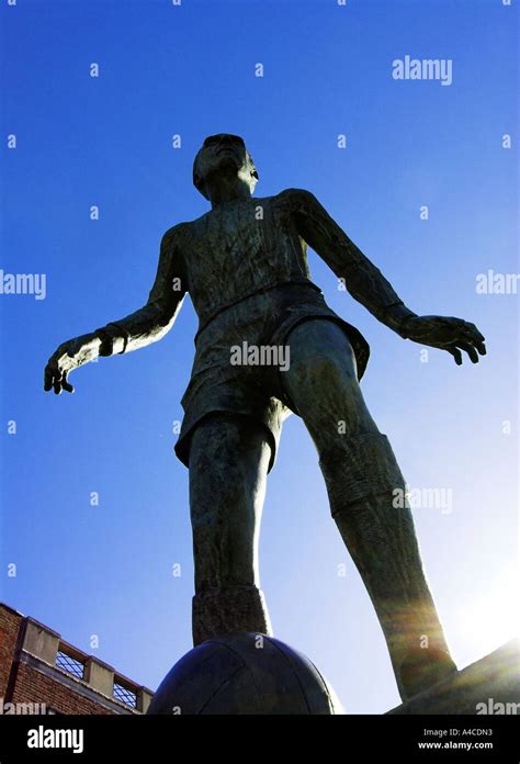 The sir stanley matthews statue hi-res stock photography and images - Alamy