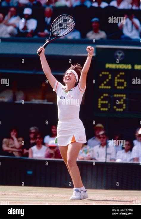 Martina hingis wimbledon 1997 hi-res stock photography and images - Alamy