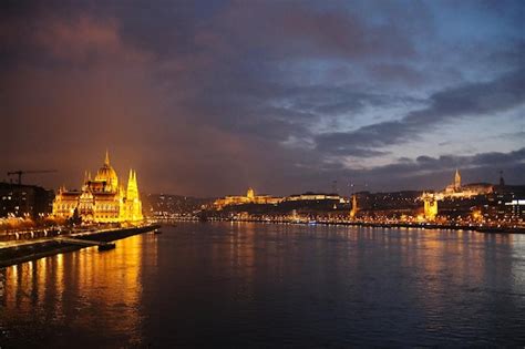 Premium Photo | Hungarian parliament at night