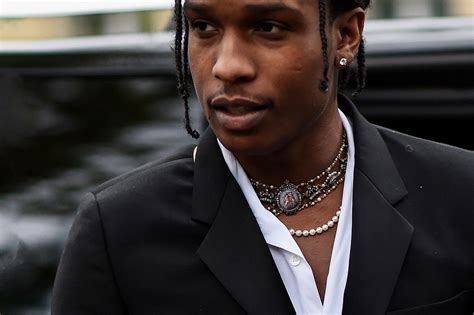 2020 Is Officially the Year of Men Wearing Pearls | Mens pearl necklace, Men wearing pearls ...