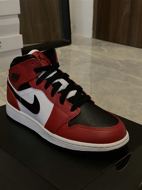 Air Jordan 1 mid Chicago toe gs, Men's Fashion, Footwear, Sneakers on Carousell