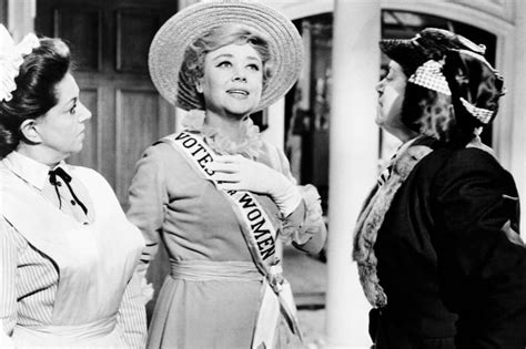 Glynis Johns, ‘Mary Poppins’ star who first sang Sondheim’s ‘Send in the Clowns,’ dies at 100