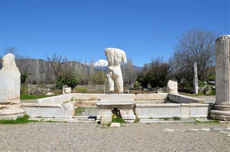 The Hadrianic Baths at Aphrodisias, Caria (Turkey) FOLLOWING HADRIAN