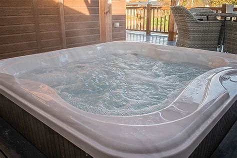 Book Pelican Lodge at Caistor Lakes Lodges. Lodge with Hot Tub. 2024 Best Price