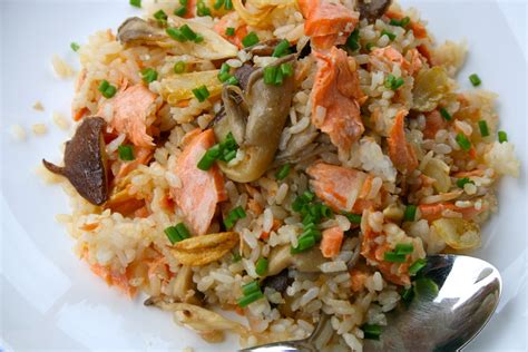 yukoscooking: garlic fried rice with salmon and mushrooms