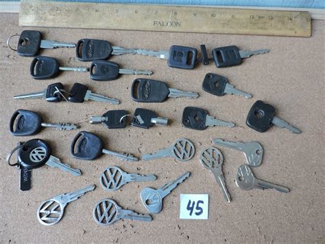 LOT OF 25 VINTAGE OLD CAR KEYS FORD VOLKSWAGEN #45 -- Antique Price ...