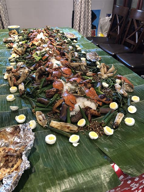 This a traditional filipino feast called kamayan... you eat it with your hands | Food, Food ...