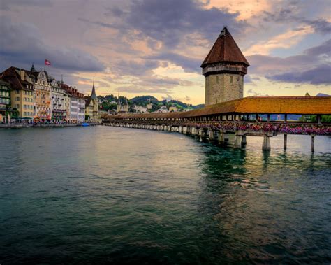 Wooden covered Chapel Bridge Kapellbrücke at sunset in Lucerne ...