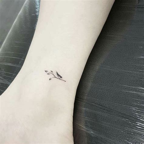 Minimalist Simple Cardinal Tattoo - Kumiko 14