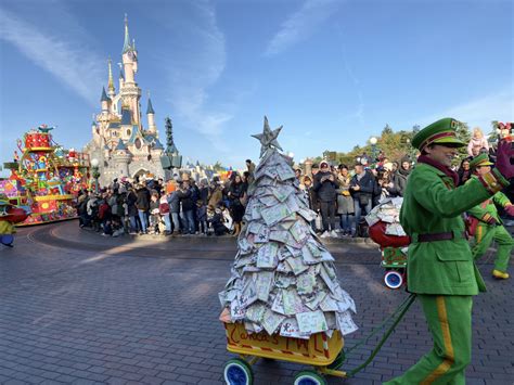 PHOTOS, VIDEO: Watch the 2019 Christmas Parade at Disneyland Paris - WDW News Today