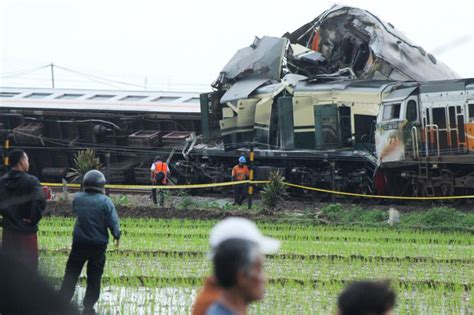 Dirut KAI: Proses Evakuasi Tabrakan Kereta Bakal Makan Waktu | Republika Online