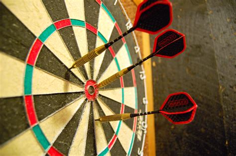 File:Darts in a dartboard.jpg - Wikimedia Commons