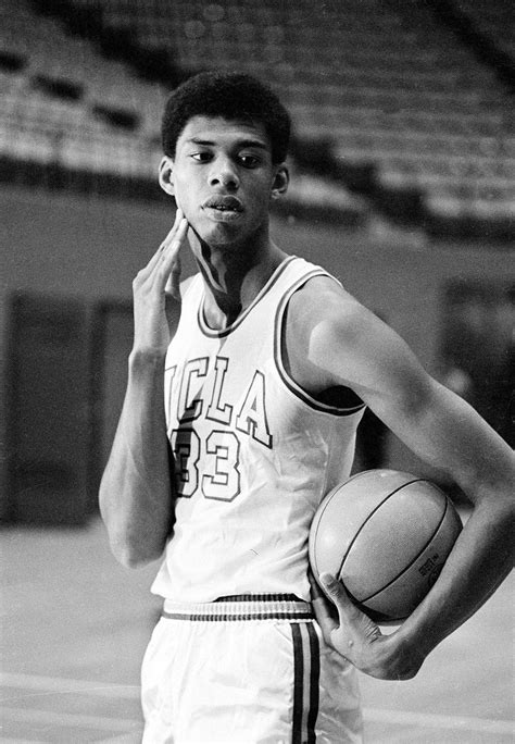 Classic photos of Kareem Abdul-Jabbar | Kareem abdul jabbar, Kareem ...