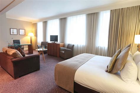 4-Star Hotel In Ealing: Crowne Plaza London - Ealing